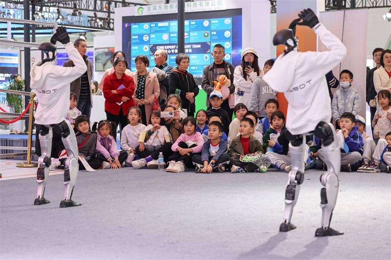 Sichuan : les élèves des écoles primaires et secondaires de Yibin découvrent les attraits de la technologie