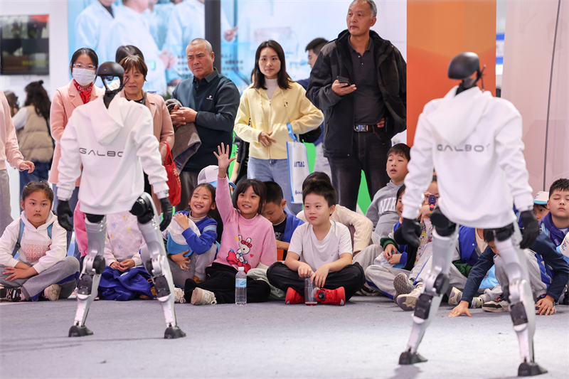 Sichuan : les élèves des écoles primaires et secondaires de Yibin découvrent les attraits de la technologie