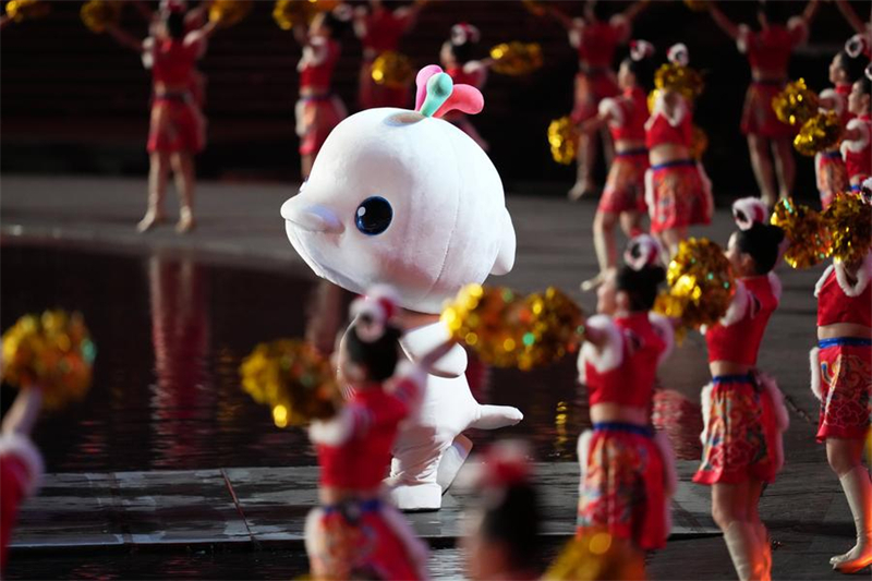 La mascotte est vue lors de la cérémonie d'ouverture des 15es Jeux nationaux de Chine à Guangzhou, capitale de la province du Guangdong (sud de la Chine), le 9 novembre 2025. (Li Yibo/Xinhua)