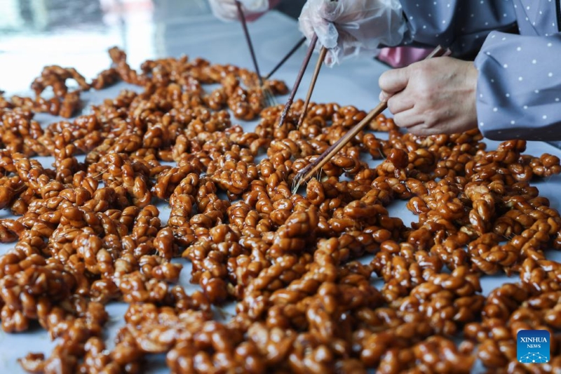 Zhejiang : la production traditionnelle de sucre roux à Yiwu