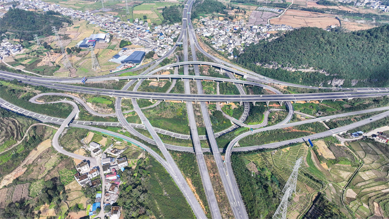 Guizhou : le transport tridimensionnel stimule le développement économique local à Xingyi