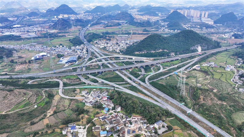 Guizhou : le transport tridimensionnel stimule le développement économique local à Xingyi
