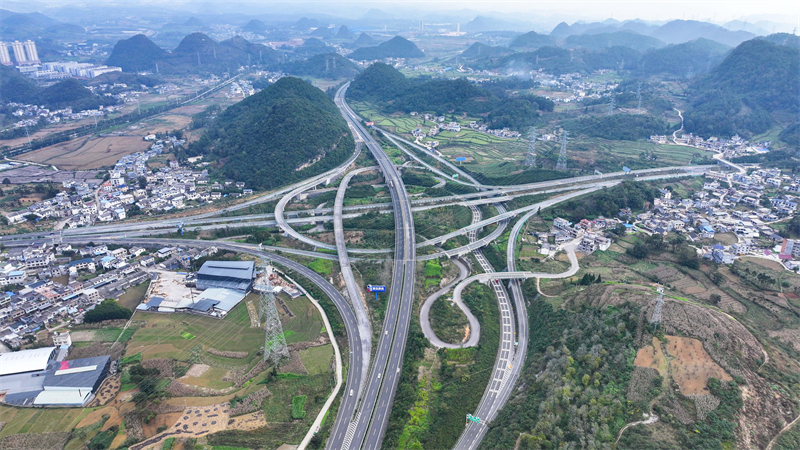 Guizhou : le transport tridimensionnel stimule le développement économique local à Xingyi