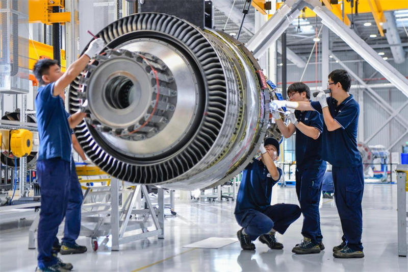 Le personnel inspecte le moteur d'un avion dans l'atelier de Haikou Engine Service Co., à Haikou, capitale de la province de Hainan (sud de la Chine). (Photo/Su Bikun)