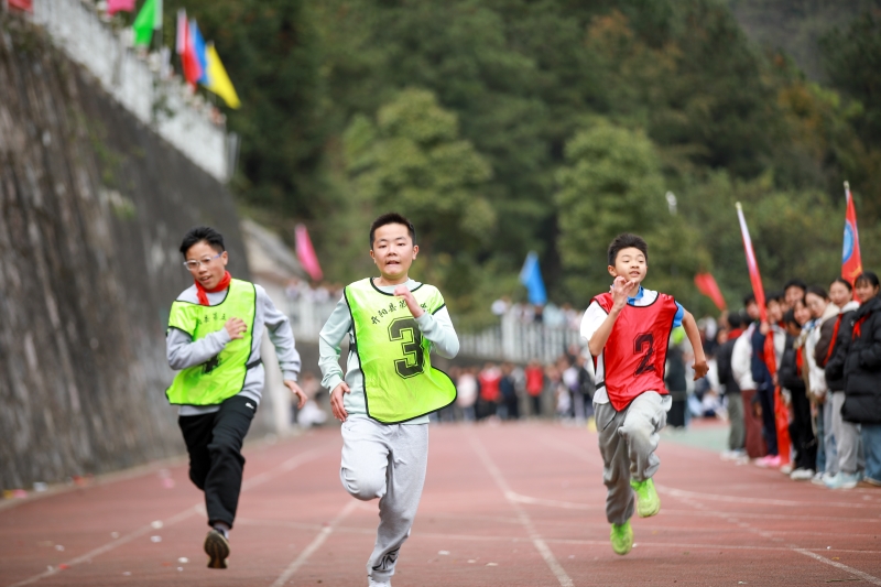 Guizhou : un festival des sports et des arts sur les campus met en valeur les talents à Kaiyang