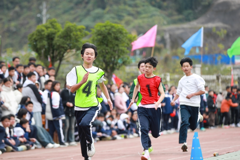 Guizhou : un festival des sports et des arts sur les campus met en valeur les talents à Kaiyang