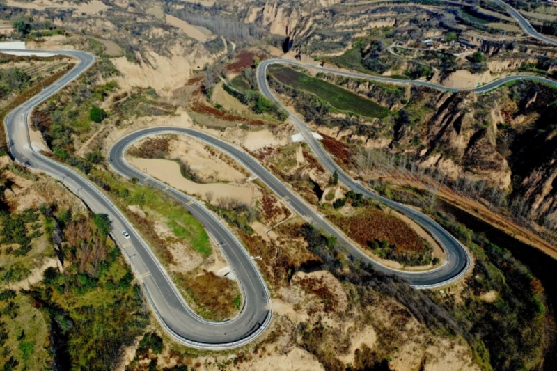 Shanxi : la construction de routes villageoises stimule la revitalisation rurale à Pinglu