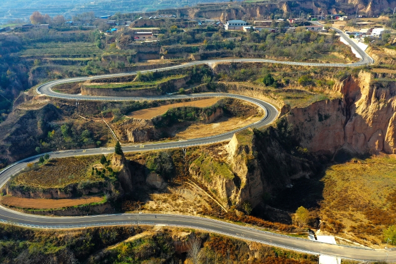 Shanxi : la construction de routes villageoises stimule la revitalisation rurale à Pinglu