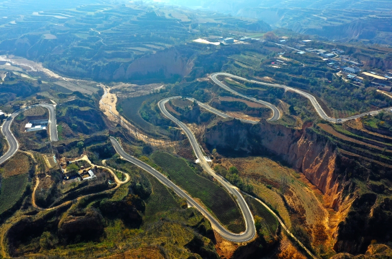 Shanxi : la construction de routes villageoises stimule la revitalisation rurale à Pinglu