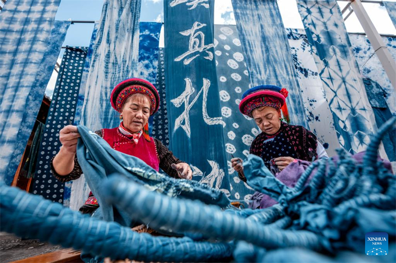 Yunnan : découvrez le village de Zhoucheng, terre natale de la technique du batik des Bai