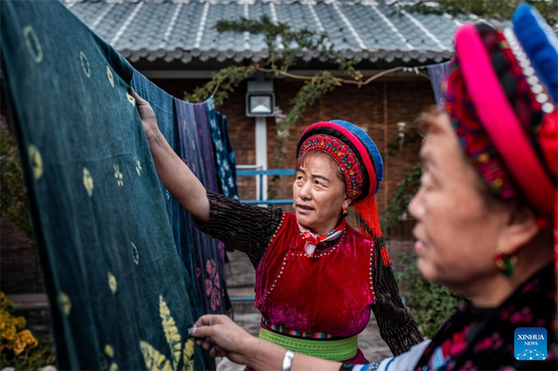 Yunnan : découvrez le village de Zhoucheng, terre natale de la technique du batik des Bai