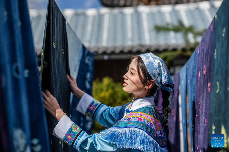 Yunnan : découvrez le village de Zhoucheng, terre natale de la technique du batik des Bai