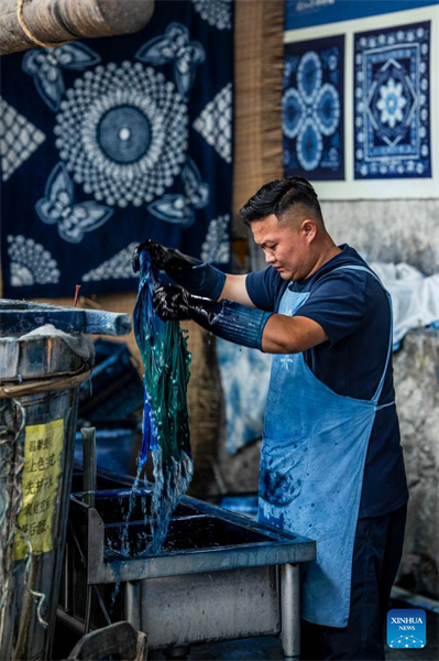 Yunnan : découvrez le village de Zhoucheng, terre natale de la technique du batik des Bai