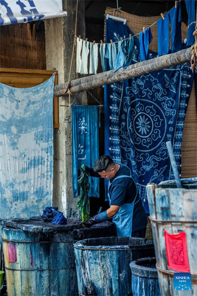 Yunnan : découvrez le village de Zhoucheng, terre natale de la technique du batik des Bai