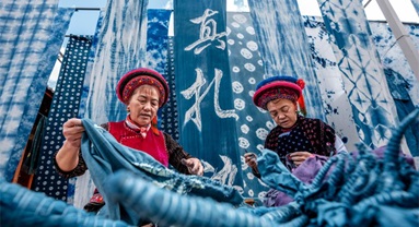 Yunnan : découvrez le village de Zhoucheng, terre natale de la technique du batik des Bai