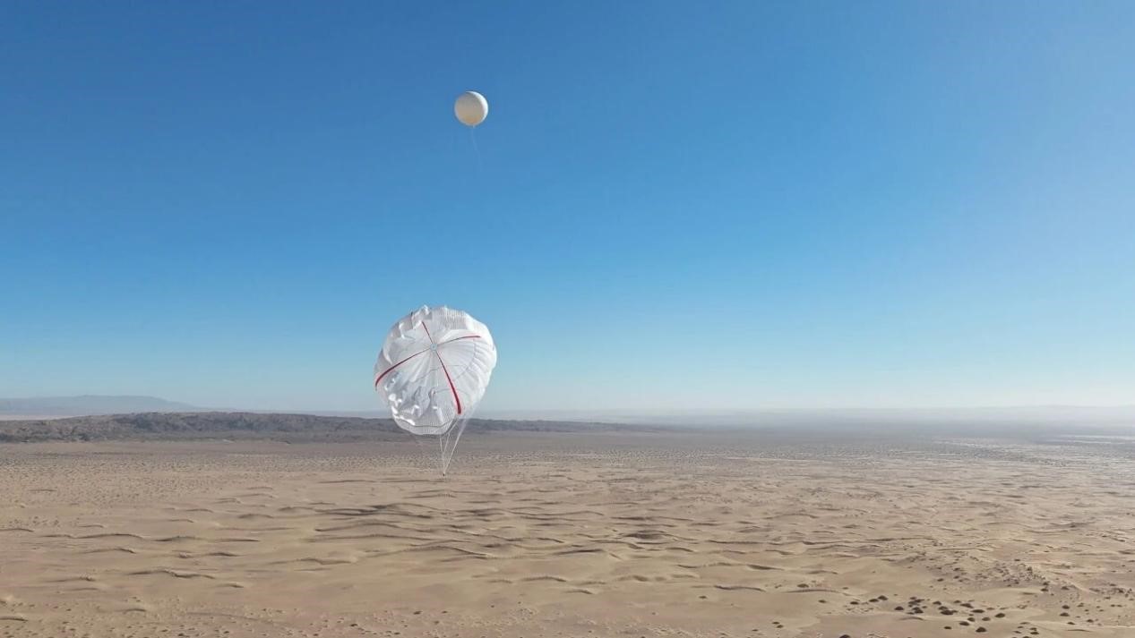 Photo montrant la plus grande éolienne aéroportée au monde de 5 000 mètres carrés déployant sa voile. (Photo Chai Siyu)