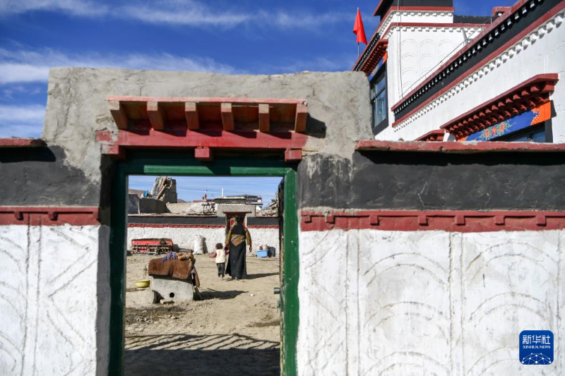 Au pied du Qomolangma, les sinistrés emménagent dans de nouvelles maisons