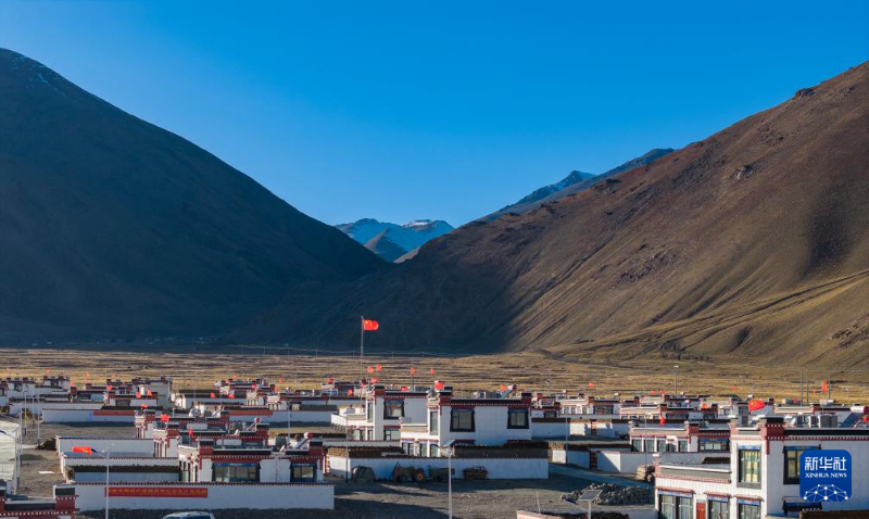 Au pied du Qomolangma, les sinistrés emménagent dans de nouvelles maisons