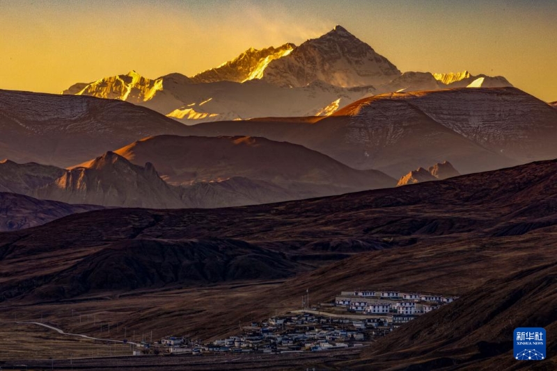 Au pied du Qomolangma, les sinistrés emménagent dans de nouvelles maisons