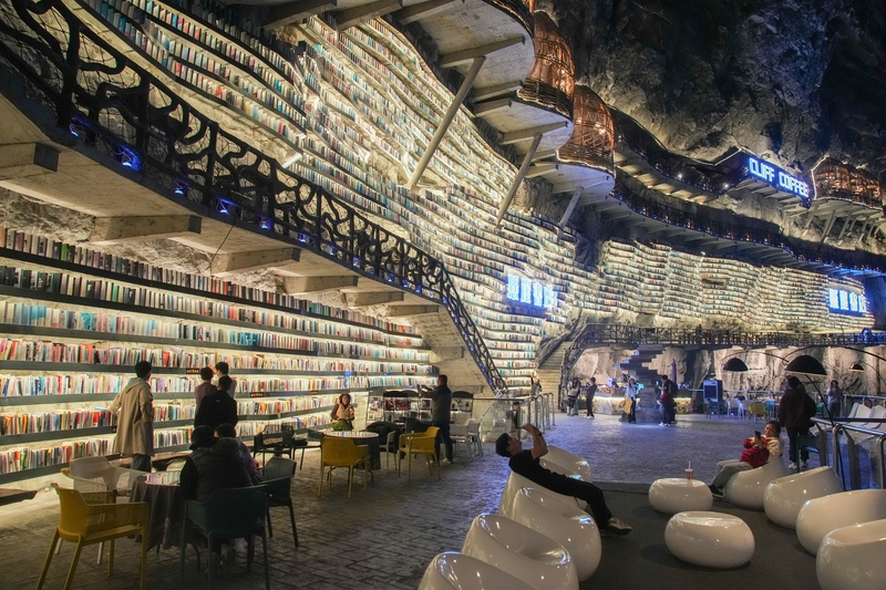 Guangxi : une librairie située dans un gouffre de 326 mètres fait sensation dans le monde entier