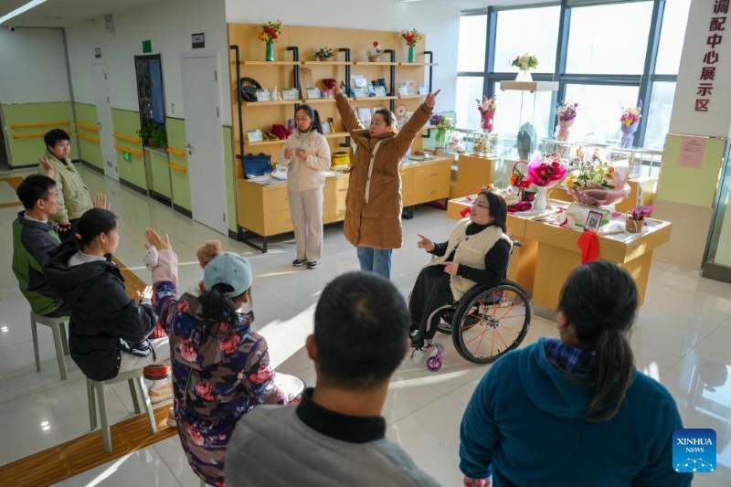 Zhu Junlin (2e à droite) participe à une activité de soutien pour les personnes handicapées dans un centre de services complets pour personnes handicapées du nouveau district de Jiangbei à Nanjing, capitale de la province du Jiangsu (est de la Chine), le 25 novembre 2025. (Xinhua/Li Bo)