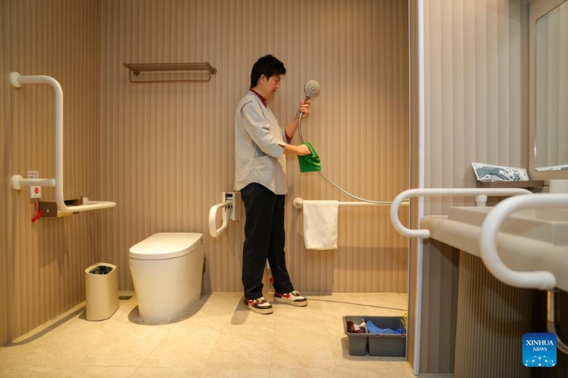 Jiangsu : une guide en fauteuil roulant aide les personnes handicapées à Nanjing