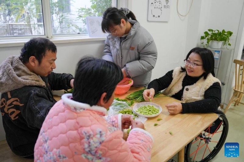 Jiangsu : une guide en fauteuil roulant aide les personnes handicapées à Nanjing