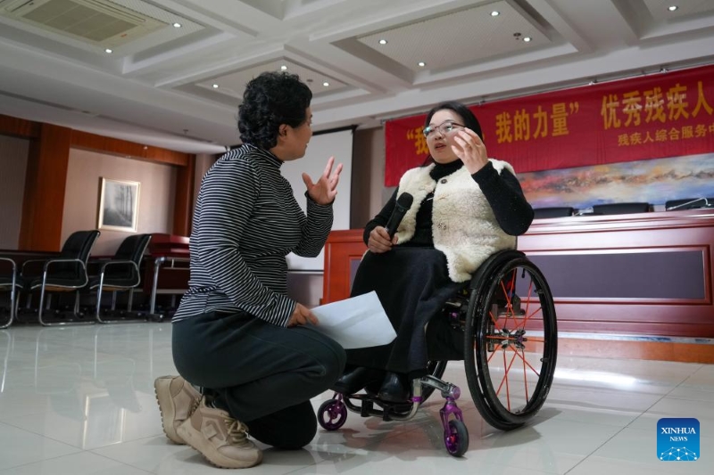 Jiangsu : une guide en fauteuil roulant aide les personnes handicapées à Nanjing