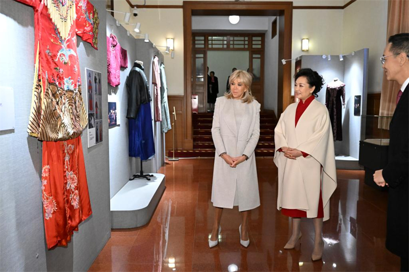 Peng Liyuan et Brigitte Macron visitent le Théâtre de l'art du peuple de Beijing