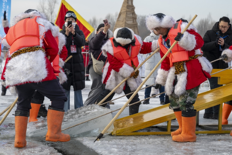 Heilongjiang : à Harbin, la « ville de glace » de Chine, la récolte de glace lance la saison touristique d'hiver