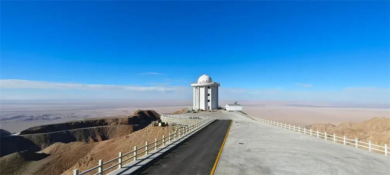 Photo montrant la tour du télescope AIMS. (Photo fournie par l'Observatoire astronomique national de l'Académie chinoise des sciences)