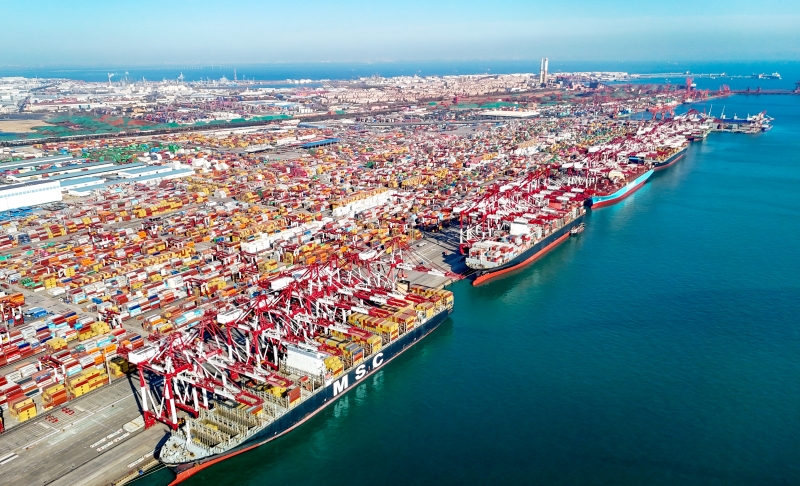 Photo aérienne prise par un drone le 8 décembre 2025, montrant une vue du port de Qingdao, dans la province du Shandong (est de la Chine). Le débit de fret du port de Qingdao en 2025 a dépassé 700 millions de tonnes le 8 décembre, atteignant cette étape 15 jours plus tôt qu'en 2024. (Photo/Pic.people.com.cn)
