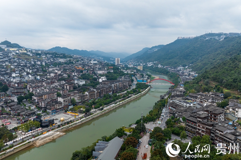 Guizhou : réputée pour son baijiu unique à la saveur de sauce soja, Renhuai prospère grâce à lui