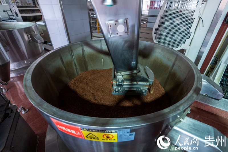 Guizhou : réputée pour son baijiu unique à la saveur de sauce soja, Renhuai prospère grâce à lui