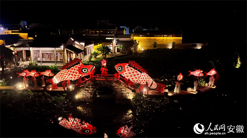 Anhui : les lanternes-poissons s'envolent à Chengkan, passant le flambeau de la tradition