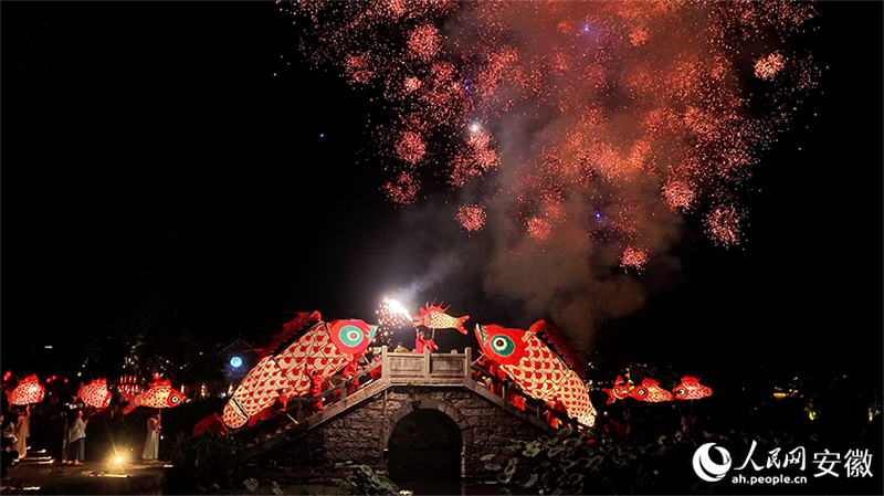 Anhui : les lanternes-poissons s'envolent à Chengkan, passant le flambeau de la tradition