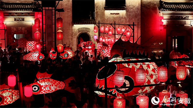 Anhui : les lanternes-poissons s'envolent à Chengkan, passant le flambeau de la tradition