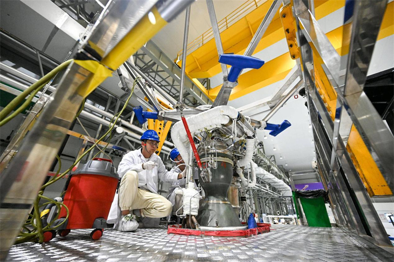 Des techniciens assemblent un moteur-fusée à oxygène liquide et méthane dans l'usine d'assemblage de moteurs aérospatiaux Blue Arrow, située dans la ville de Huzhou, dans la province du Zhejiang (est de la Chine). (Photo / Huang Yangyang)