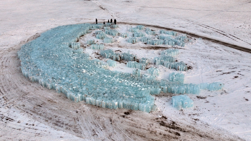 Xinjiang : la collecte de glace en hiver sur le lac Gaojia à Barkol