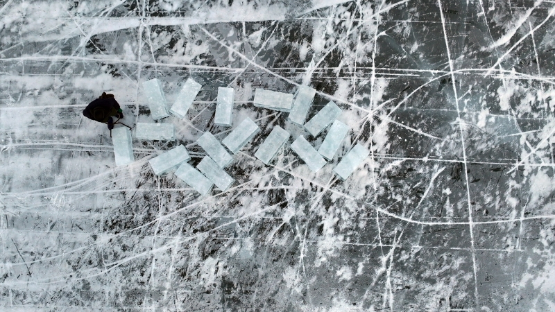 Xinjiang : la collecte de glace en hiver sur le lac Gaojia à Barkol