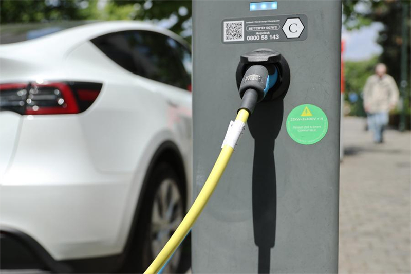 Photo d'archives d'une voiture électrique à une borne de recharge près du bâtiment de la Commission européenne à Bruxelles, en Belgique, le 6 juin 2024. (Xinhua/Zhao Dingzhe)