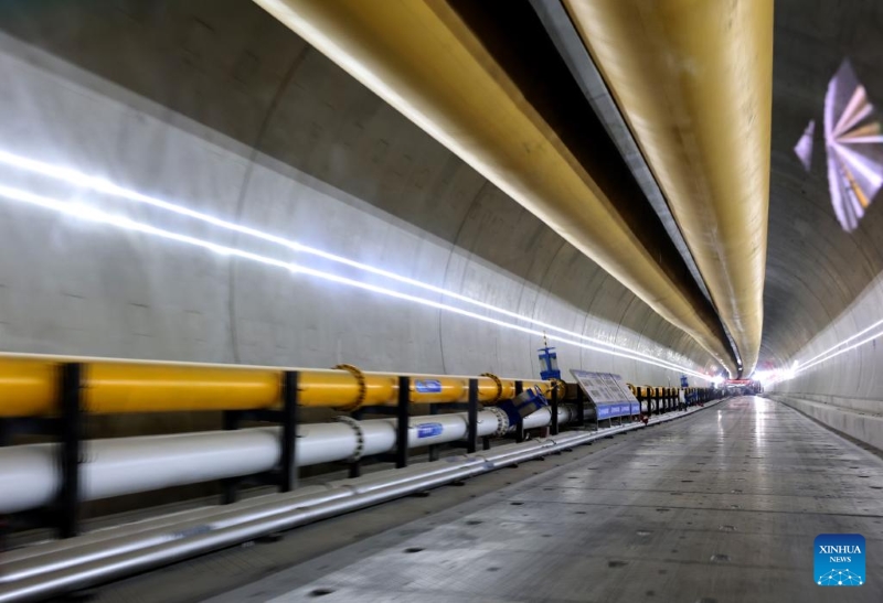 Une vue intérieure du tunnelier à bouclier de grand diamètre « Linghang » sur le chantier de construction du tunnel Chongming-Taicang, qui fait partie de la voie ferrée à grande vitesse Shanghai-Chongqing-Chengdu, sous le fleuve Yangtsé, le 16 décembre 2025. (Xinhua/Fang Zhe)