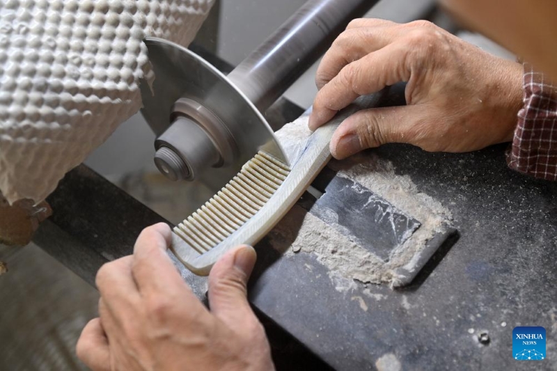 Guangxi : l'artisanat de sculpture sur corne de bovins prospère à Wuling
