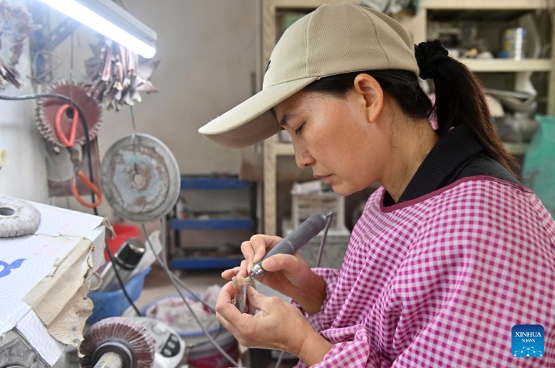 Guangxi : l'artisanat de sculpture sur corne de bovins prospère à Wuling