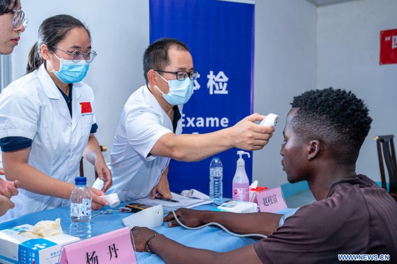 Mozambique : une équipe médicale chinois réalise des bilans de santé gratuits pour des travailleurs
