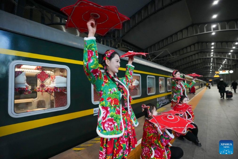 Heilongjiang : inauguration du premier train sur le thème de la culture populaire du nord-est de la Chine à Harbin