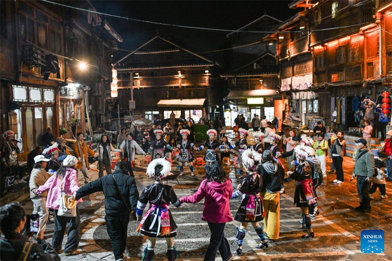 Guizhou : le village Dong de Zhaoxing voit un afflux de touristes à l'approche du Nouvel An Dong