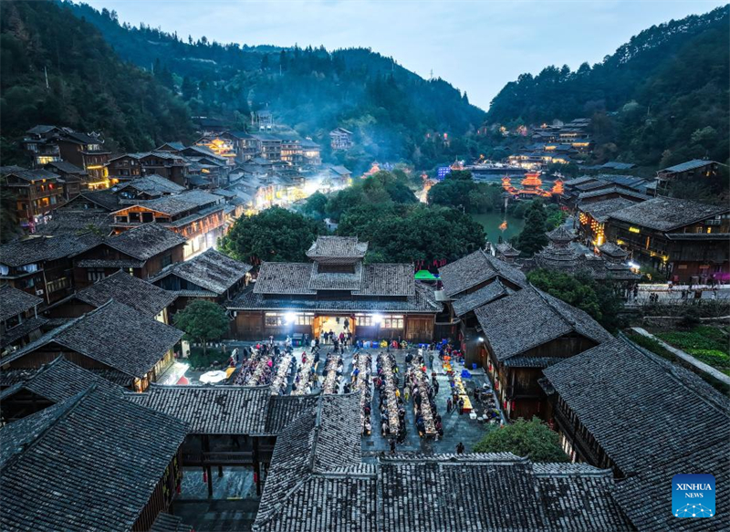 Guizhou : le village Dong de Zhaoxing voit un afflux de touristes à l'approche du Nouvel An Dong