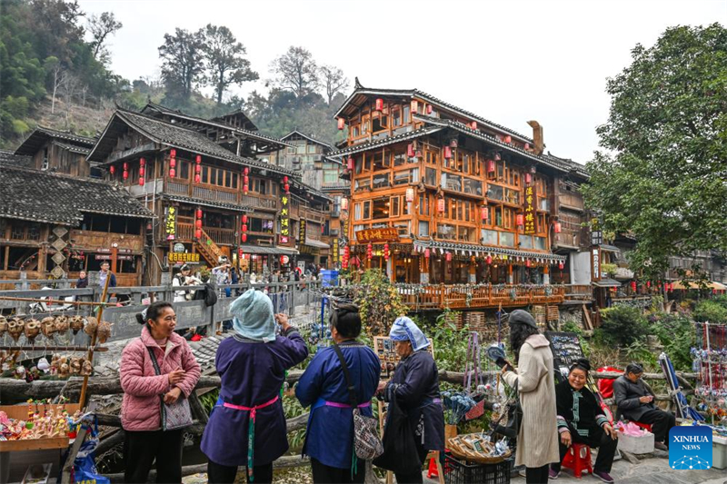 Guizhou : le village Dong de Zhaoxing voit un afflux de touristes à l'approche du Nouvel An Dong
