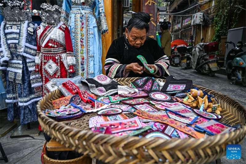 Guizhou : le village Dong de Zhaoxing voit un afflux de touristes à l'approche du Nouvel An Dong